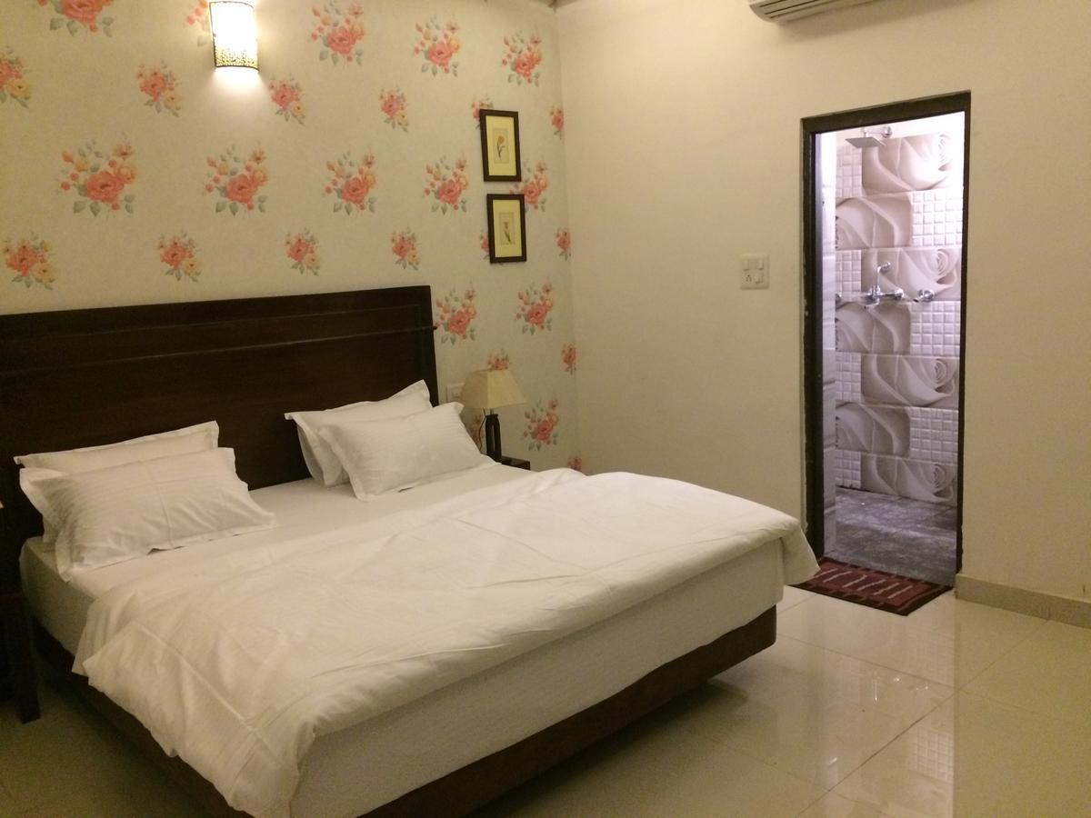 White Tulips Home Stay Джайпур Екстериор снимка
